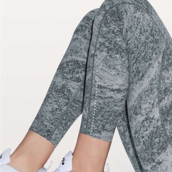 Women’s Lululemon Fast & Free 7/8 leggings - ice grey - size‎ 4 - Picture 3 of 10